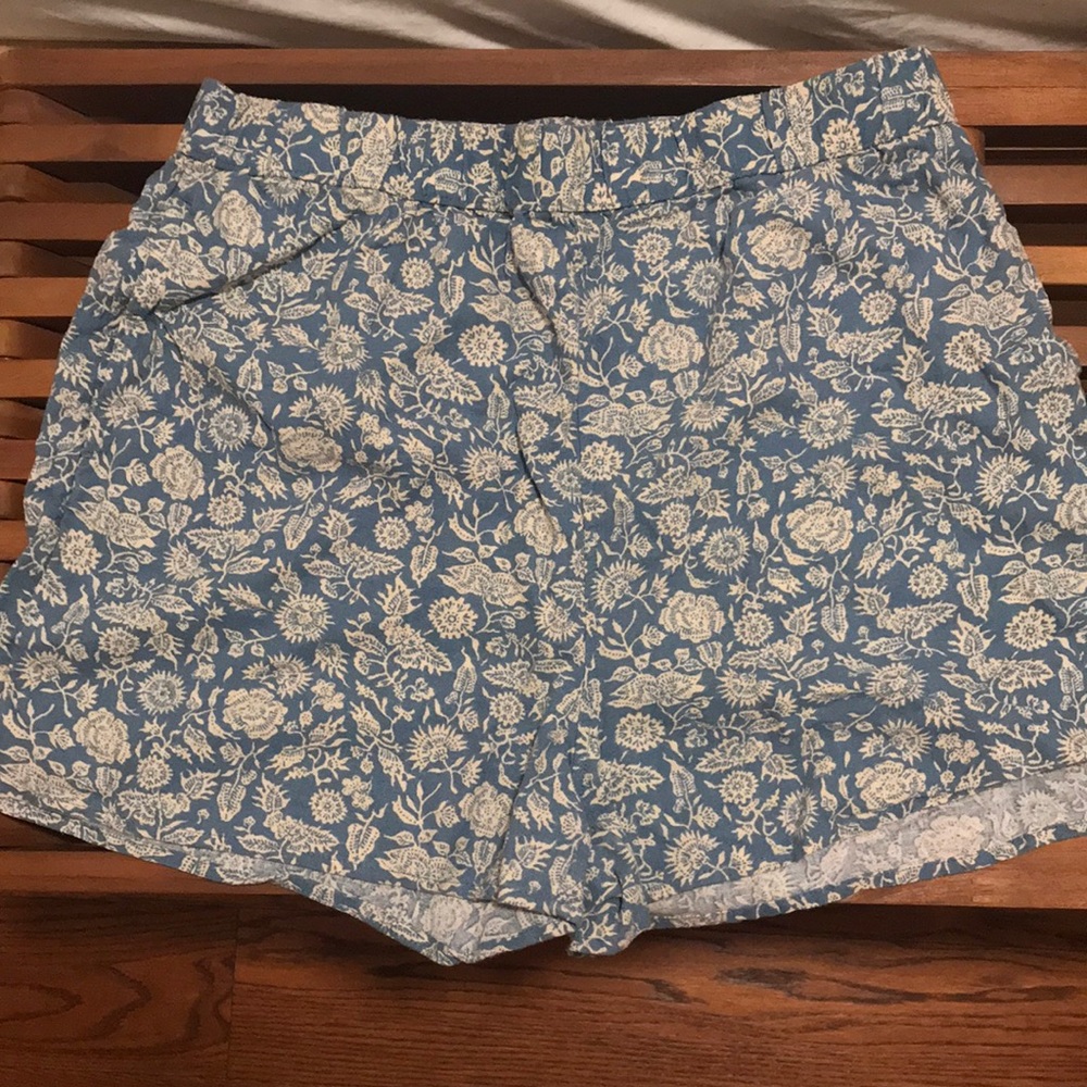 Universal Thread | pattern shorts | high waisted | size M | 4in in seem